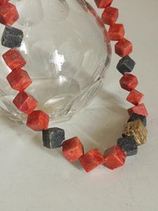 Collier moderniste en pierre naturelle taille carré