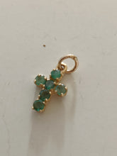 Charger l&#39;image dans la galerie, Toute petite croix en or 18 carats, avec 5 emmeraudes taillées et serties. Travail XXÈME probablement extra européen.

