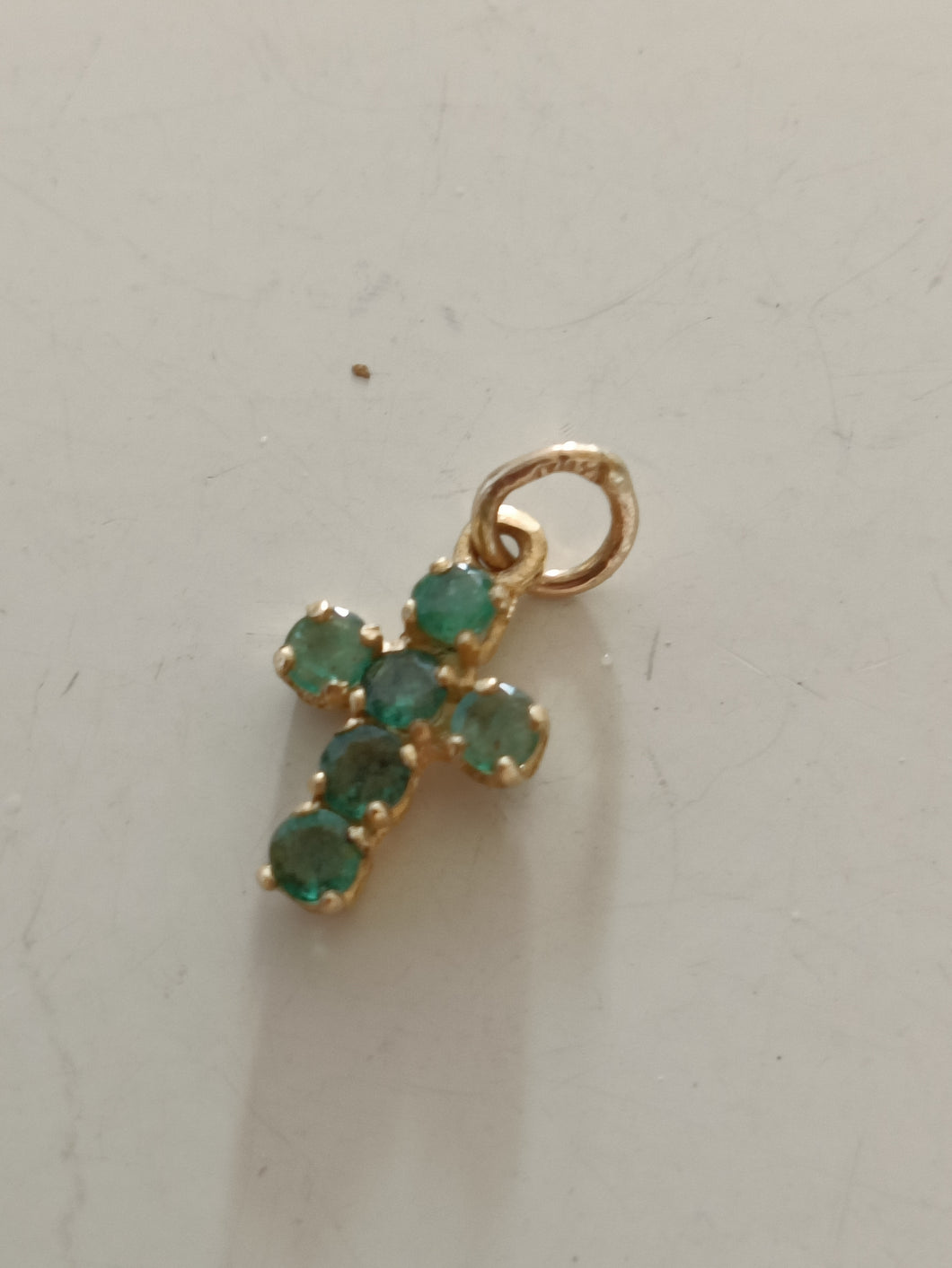 Toute petite croix en or 18 carats, avec 5 emmeraudes taillées et serties. Travail XXÈME probablement extra européen.