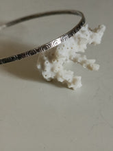 Charger l'image dans la galerie, Bracelet en argent 0,925 poinçon bijoutier ES à identifier vers 1960. Diamètre 7cm
