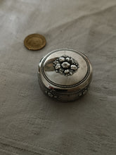 Charger l'image dans la galerie, Petite boîte à pilule en argent massif d'époque Art nouveau
