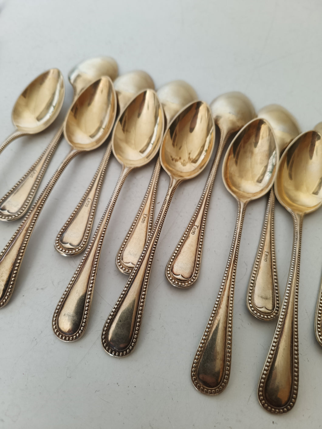 Modèle perle en argent 0.800 vermeil, série de 12 cuillères à café. Début XXÈME