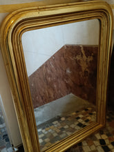 Charger l&#39;image dans la galerie, Miroir style Louis pour Philippe doré à la feuille d&#39;or . XXème
