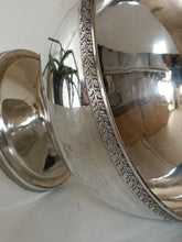 Charger l&#39;image dans la galerie, Jacques David Bessière, dit de Paris, cité à Lausanne comme orfèvre en 1791-1806 magnifique coupe en argent massif vieux Lausanne. Décors de grande finesse avec feuille de chêne
