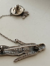 Charger l'image dans la galerie, Broche et pins  , la dame élégante au petite chien, en argent massif et strass.  Travail seconde moitié XXÈME.
