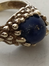 Charger l&#39;image dans la galerie, Bague en argent doré moderniste et cabochon lapis Lazuli. Dans la goûts de Gilbert albert. Poinçon maître ZW à identifier.
