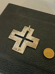 Croix en argent moderne Signée Law D
