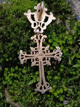 Charger l'image dans la galerie, Croix régionale ancienne en argent massif doré et Marcassite
