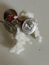 Charger l'image dans la galerie, Paire de boutons de manchette en argent massif, copie de drachme romain
