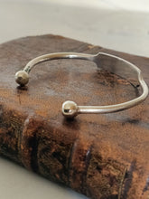 Charger l'image dans la galerie, Bracelet Jonc en argent massif , travail probablement malgache début XXÈME poinçon crabe importation française XXÈME. Poids 16 grammes.
