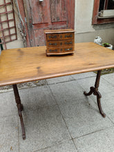 Charger l'image dans la galerie, Commode galbée de maîtrise , Louis XV Bernoise
