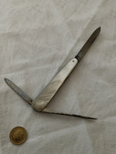 Charger l'image dans la galerie, Curdts Nacht Solingen, rare petit couteau de poche avec manche nacre et lame acier haute qualité ! 3 outils en parfait état. Pour connaisseur !
