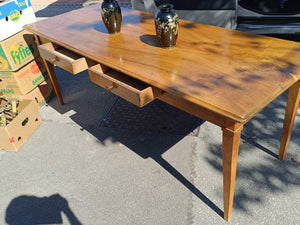 Grande table de ferme en noyer massif , d'époque Directoire. Avec deux tiroirs et en parfait état.