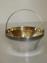 Charger l'image dans la galerie, Sucrier Russe en argent massif 0,916 période soviétique. Intérieur vermeil décors bordure Grecque . C'est une pièce racée !
