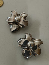Charger l'image dans la galerie, Paire de boucles d'oreilles vintage en argent massif
