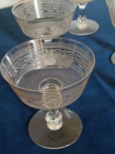 Série de 5 coupes à Champagne ancienne en cristal gravé à l'acide.