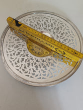 Charger l'image dans la galerie, Plat à gâteau ajouré en métal argenté Anglais
