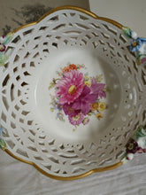 Charger l'image dans la galerie, KPM vieux Berlin, corbeille en porcelaine ajouré et peinte à la main. Décors de fleurs de grandes finesses.  Parfait état,
