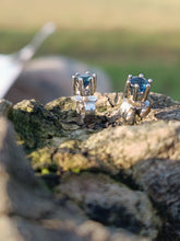 Charger l'image dans la galerie, Paire de clou d'oreilles en or blanc 0,750 , pierres taillées probablement des tourmaline. Belle manufacture. 1,4g
