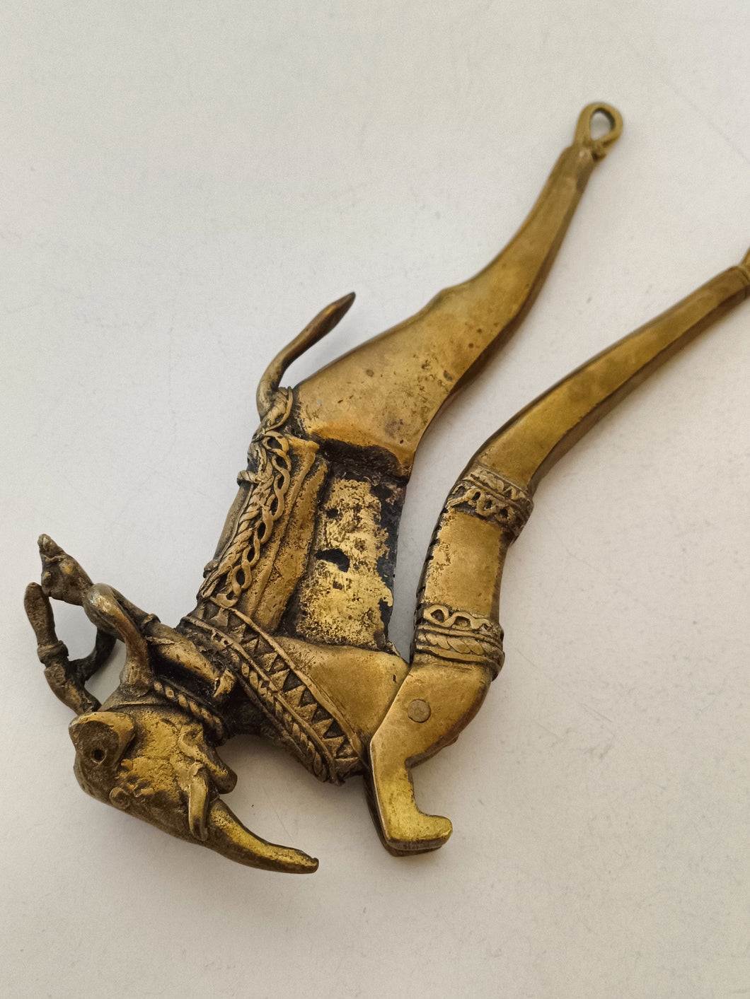 Indonésie casse noix de Béthel en laiton fondu , décors éléphant rare . Fin XIXÈME début Xxème