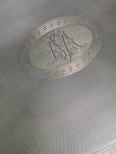Charger l&#39;image dans la galerie, Grand plateau festoné et guilloché en argent massif. Autriche Hongrie fin XIXÈME poinçon titre argent 0.750 en parfait état poids 1200g
