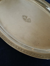 Charger l&#39;image dans la galerie, Ravissant petit plateau ovale en argent 0.800 de L. Jamin à Genève orfèvre
