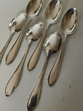 Charger l&#39;image dans la galerie, Jezler la Reine série de 6 cuillères à café en argent massif 0.800 en parfait état.
