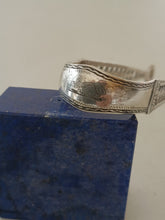 Charger l'image dans la galerie, Benjamin Mordecai (Mountigue) orfèvre à Londres 1768-1791 pièce de la période 1770-1775 . Rare pince à sucre d'époque George III XVIIIE ajourée et guillochée en Sterling 0,925.
