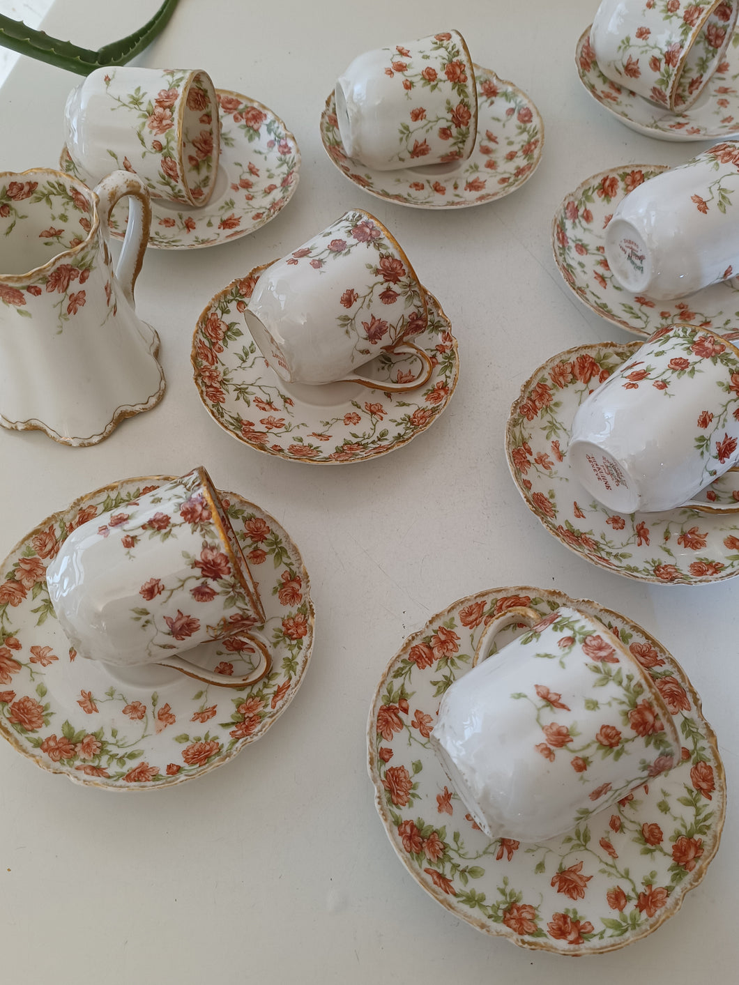 Service à café 9 pièces en porcelaine de Havilland France pour la boutique Louis Kuhne à Genève. Début 1900