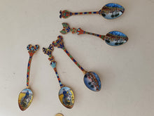 Charger l'image dans la galerie, Série de 5 cuillères souvenir Égypte début XXÈME en métal doré émaillée et peinte à la main . Quelques petits éclats sur les émaux
