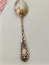 Charger l&#39;image dans la galerie, Mignonne petite cuillère à café en argent 0.800 Allemand début Xxème dans le style Louis XV
