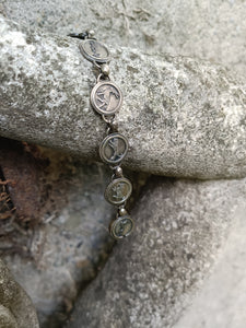 Bracelet bouton en argent massif , décors animaux de la savane .  Fait en Afrique du sud .