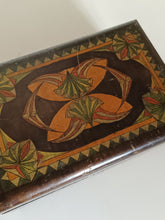 Charger l'image dans la galerie, Ravissant coffret craft 1920-1930 peint à la main avec ses motifs géométriques. Parfait état. Sans clé!
