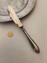 Charger l'image dans la galerie, Jezler ruban , couteau à beurre manche en argent massif 0.800 et lame dorée

