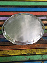 Charger l&#39;image dans la galerie, Grand plateau festoné et guilloché en argent massif. Autriche Hongrie fin XIXÈME poinçon titre argent 0.750 en parfait état poids 1200g
