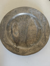 Charger l'image dans la galerie, Très rare assiette de chasse allemande 18ème 

Maître potier Johann Gottfried Eilefeld maître de 1780 à 1811 de Hirshberg

Décors fin d'une chasse au sanglier à la pique avec un costume traditionnel de la fin XVII ème.
