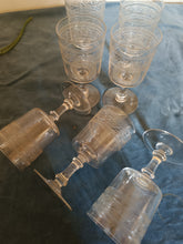 Charger l&#39;image dans la galerie, Série de 7 verres à vin ancien en cristal gravé à l&#39;acide
