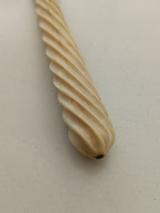 Couteau XVIIIE, lame en argent avec poinçons Français , orfèvre et origine à identifier.