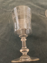 Charger l&#39;image dans la galerie, Série de 5 verres  à vins ancien ,en verre soufflé et gravé à l&#39;acide
