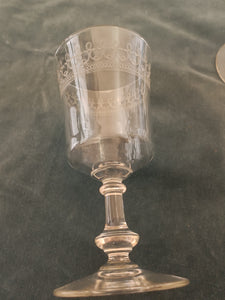 Série de 5 verres  à vins ancien ,en verre soufflé et gravé à l'acide