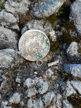 Charger l'image dans la galerie, Ville libre de Coire ,10 kreuzers - Ferdinand II 1635 en argent. Monture pendentif .
