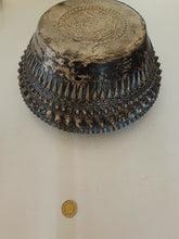 Charger l&#39;image dans la galerie, Pot en métal argenté repoussé, probablement Laos , Thaïlande. XIX ème avec trace d&#39;usure du temps ! Et sa patine.
