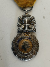 Charger l&#39;image dans la galerie, Médaille militaire française 3ème République, argent premier titre . Avec son ruban, dégât dans l&#39;email. Devise valeurs et discipline
