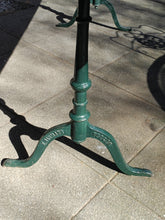 Charger l'image dans la galerie, Table de bistrot ancienne plateau en noyer massif 

Pieds en fonte Baumann Horgen
