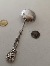 Charger l'image dans la galerie, Petite louche en argent massif , modèle rose . Probablement Allemand ou espagnol . Deuxième partie XXème 16g
