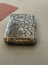 Charger l&#39;image dans la galerie, Boîte en argent 0.800 guillochée,début XXÈME. Intérieur vermeil. Parfait état .
