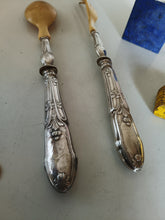Charger l'image dans la galerie, Ravinet et Cie à Paris ,  paire de service à salade d'époque Art nouveau, manche en argent massif . Décors châtaigne .
