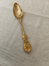 Charger l'image dans la galerie, Charmante cuillère à dessert dorée , style Louis XV
