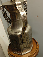 Charger l'image dans la galerie, Exceptionnelle grande chane Valaisanne en étain.  D'époque Art déco . Fabriqué et gravé par A Wallner en 1931 . Probablement un artiste autrichien des école d'art de Vienne
