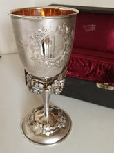 Charger l&#39;image dans la galerie, Grande coupe en argent massif XIX ème, offerte pour des noces d&#39;or . Avec inscription famille Nicolet Sandoze 1835-1885 , 50 ans de Mariage
